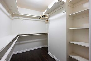 Spacious Retreat w Large Kitchen Outdoor Patio