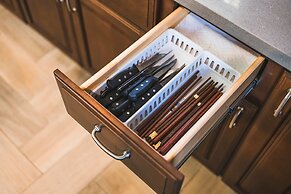 Spacious Retreat w Large Kitchen Outdoor Patio