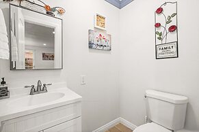 Spacious Retreat w Large Kitchen Outdoor Patio