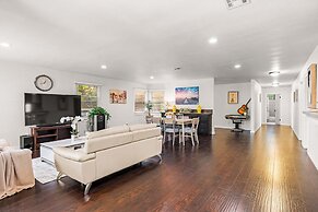 Spacious Retreat w Large Kitchen Outdoor Patio