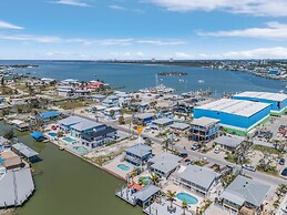 920 Bay Breeze Bungalow: Stunning Bay View Home W/ Heated Pool! 2 Bedr