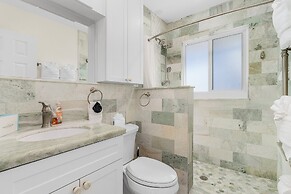 920 Bay Breeze Bungalow: Stunning Bay View Home W/ Heated Pool! 2 Bedr