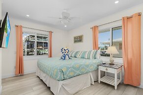 920 Bay Breeze Bungalow: Stunning Bay View Home W/ Heated Pool! 2 Bedr