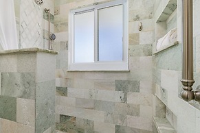 920 Bay Breeze Bungalow: Stunning Bay View Home W/ Heated Pool! 2 Bedr