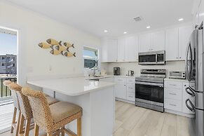 920 Bay Breeze Bungalow: Stunning Bay View Home W/ Heated Pool! 2 Bedr