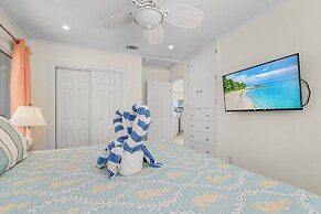 920 Bay Breeze Bungalow: Stunning Bay View Home W/ Heated Pool! 2 Bedr