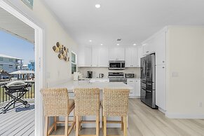 920 Bay Breeze Bungalow: Stunning Bay View Home W/ Heated Pool! 2 Bedr