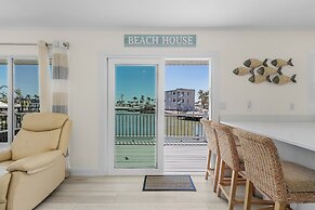 920 Bay Breeze Bungalow: Stunning Bay View Home W/ Heated Pool! 2 Bedr