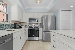 Beach Villas 706 Top-floor Condo W/ Gulf Views, Pool 2 Bedroom Condo