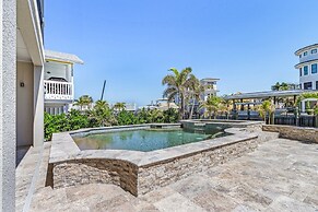 260 Coastal Luxe Retreat: 5bd/4.5ba, Pool & Spa, Water Views 5 Bedroom