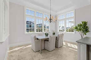 260 Coastal Luxe Retreat: 5bd/4.5ba, Pool & Spa, Water Views 5 Bedroom