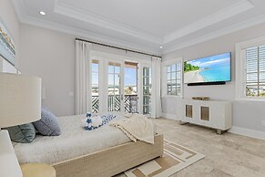 260 Coastal Luxe Retreat: 5bd/4.5ba, Pool & Spa, Water Views 5 Bedroom