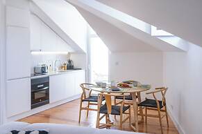 Sunny Lisbon Apartments by SoulPlaces