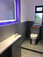 Charming 2-bed Flat in Swansea