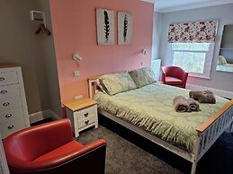 Room-comfortable Guest Room With a Bath
