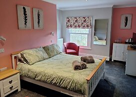 Room-comfortable Guest Room With a Bath