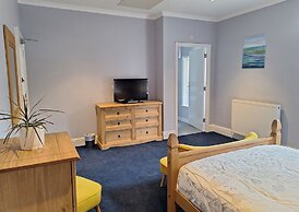 Room-comfortable and Spacious - Guest Ro