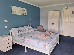 Room-comfortable and Spacious With Sceni