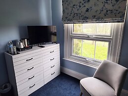 Room-comfortable and Spacious With Sceni