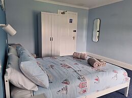 Room-comfortable and Spacious With Sceni