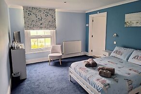 Room-comfortable and Spacious With Sceni