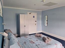 Room-comfortable and Spacious With Sceni