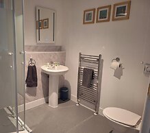 Room-comfortable and Spacious With Beaut