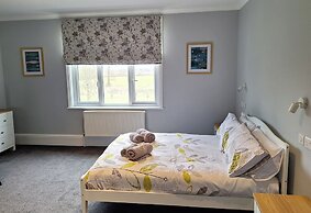 Room-comfortable and Spacious With Beaut