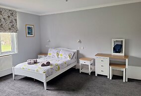 Room-comfortable and Spacious With Beaut