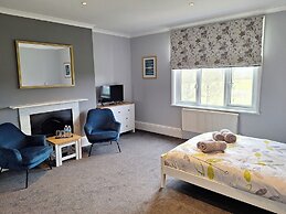 Room-comfortable and Spacious With Beaut