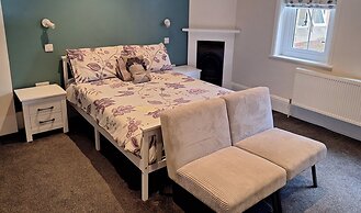 Room-comfortable and Spacious - Guest Ro