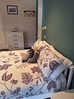Room-comfortable and Spacious - Guest Ro