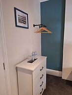 Room-comfortable and Spacious - Guest Ro