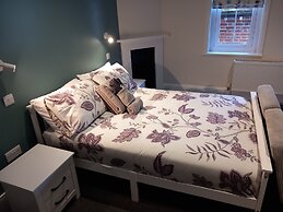 Room-comfortable and Spacious - Guest Ro