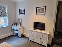 Room-comfortable and Spacious - Guest Ro