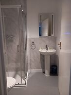 Room-comfortable and Spacious - Guest Ro