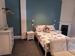 Room-comfortable and Spacious - Guest Ro