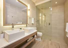 Luxury Villa: Hot Tub: Ocean Views: Fully Staffed