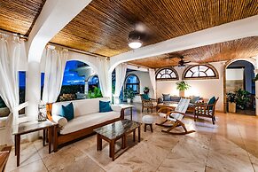Luxury Beachfront 5 Bedroom Villa on Famous Beach