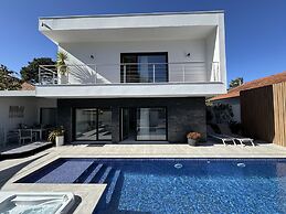 Paraty Villa by Cadenzalux