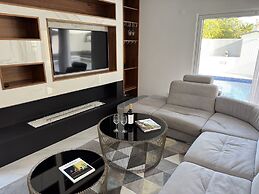 Paraty Villa by Cadenzalux