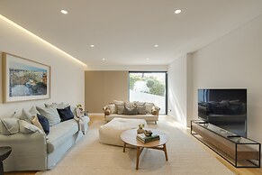 Cascais Contemporary Villa by Cadenzalux
