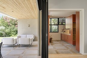 Cascais Contemporary Villa by Cadenzalux