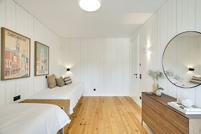 Cascais Contemporary Villa by Cadenzalux