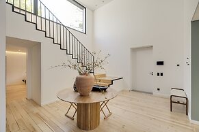 Cascais Contemporary Villa by Cadenzalux