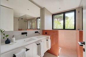 Cascais Contemporary Villa by Cadenzalux