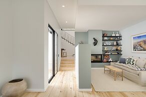 Cascais Contemporary Villa by Cadenzalux