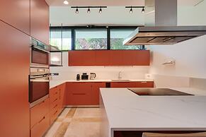 Cascais Contemporary Villa by Cadenzalux