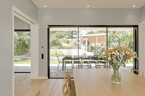 Cascais Contemporary Villa by Cadenzalux