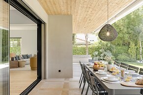Cascais Contemporary Villa by Cadenzalux